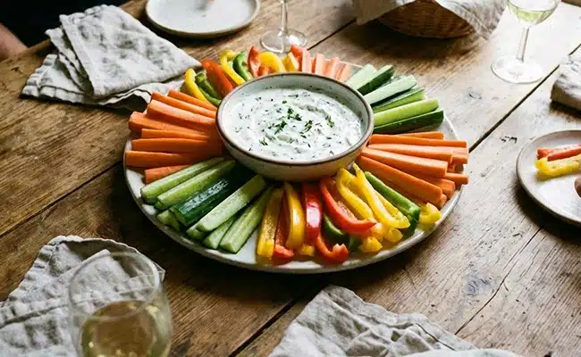 Dips de légumes frais avec sauce au yaourt