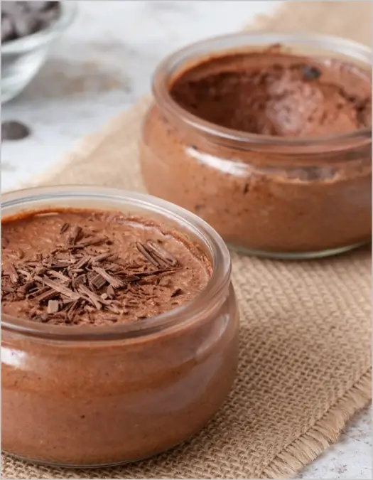 Mousse au chocolat à la texture légère et aérienne, servie dans un verre élégant, dessert gourmand fait maison et fondant.