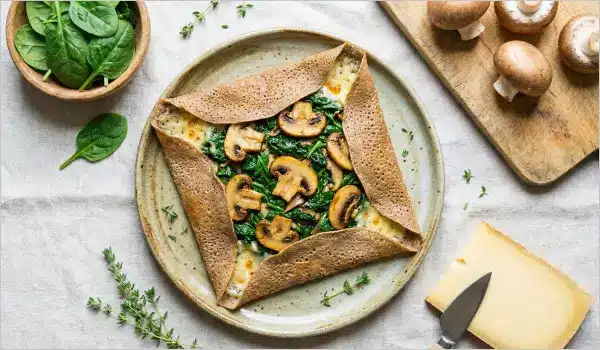 Galette bretonne végétarienne garnie épinards champignons et comté fondu
