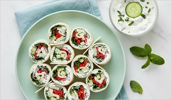 Wrap froid tzatziki concombre poivron et menthe sur assiette vert menthe vue du dessus