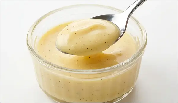 Quatre variantes de dessert crème vanille maison alignées vanille nature,
vanille-caramel, avec fruits rouges, et couverture de chocolat noir.