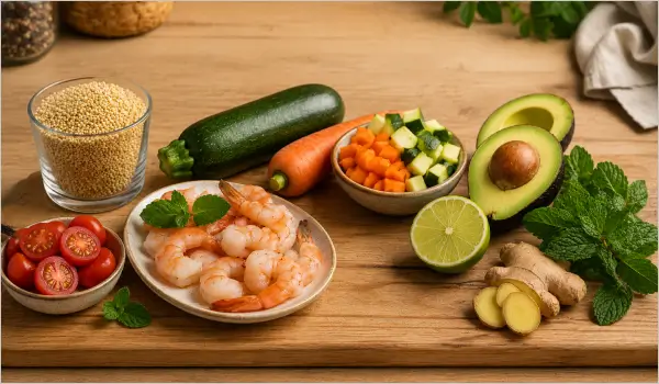 Ingrédients frais pour un repas du soir léger quinoa, crevettes, légumes et citron vert.